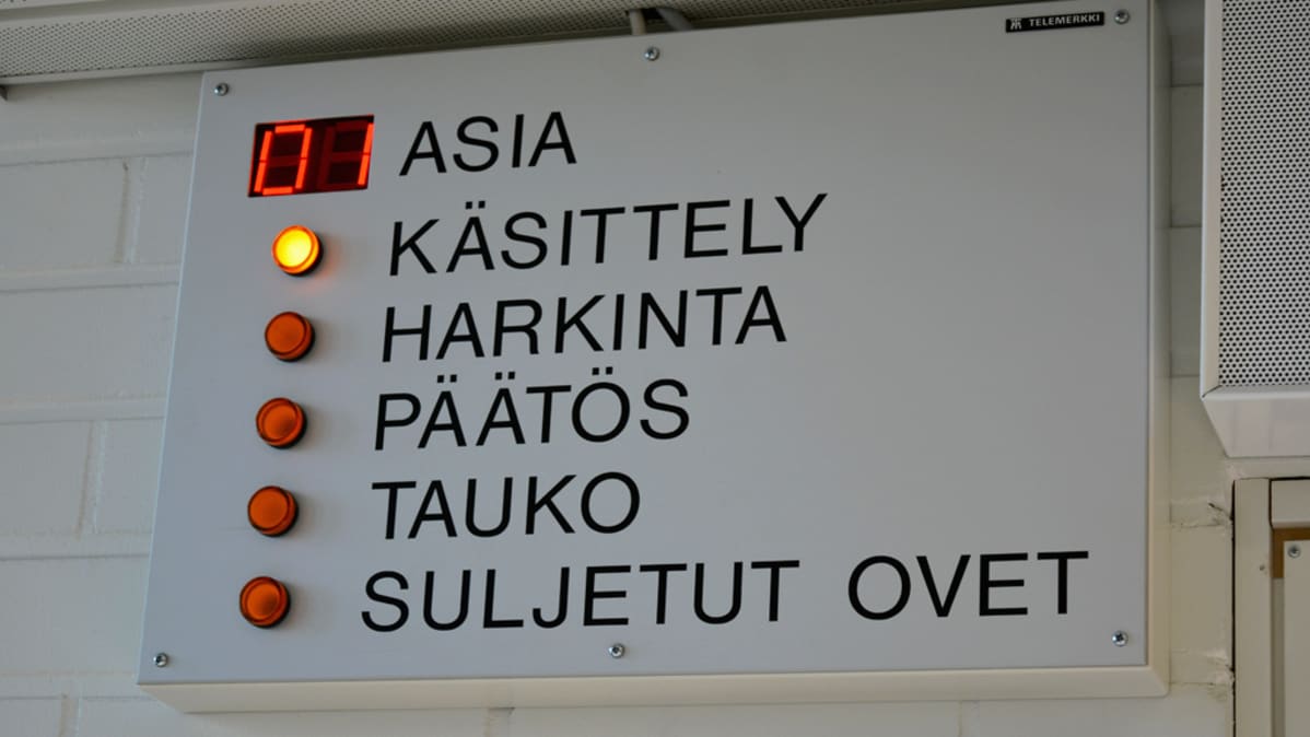 Istuntosalin infotaulu.