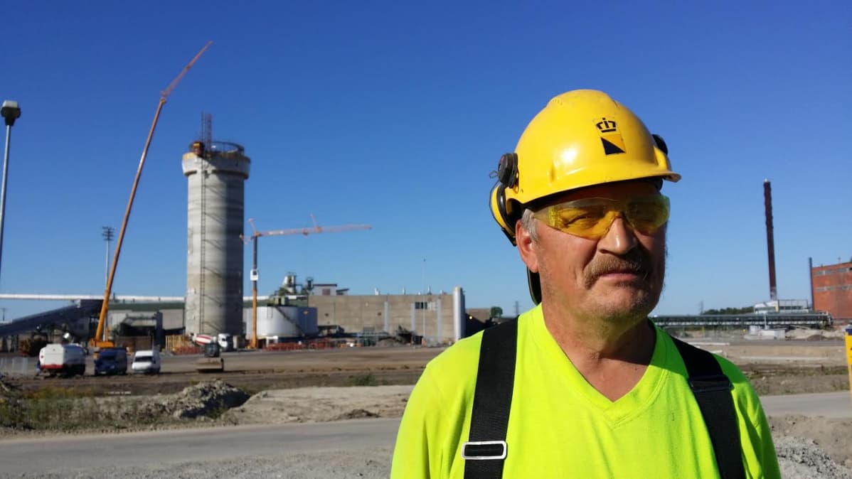 Raudoittaja Keijo Siilin rakentaa biotuotetehtaan piippua elokuussa 2015.