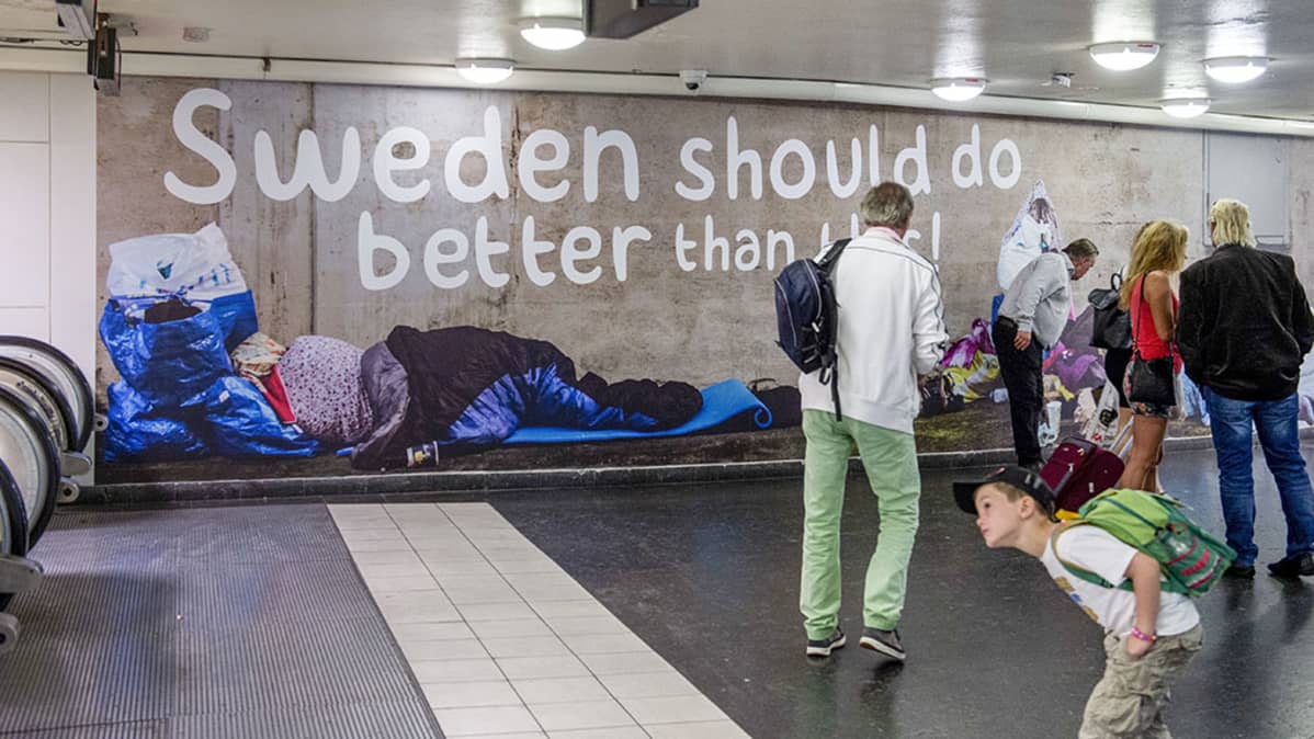 Ruotsidemokraattien julistekampanja metroasemalla Tukholmassa.
