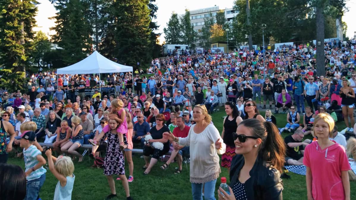 Yleisöä MilJazz-konsertissa.
