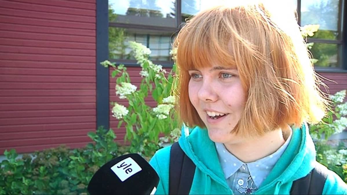 Kuvassa yläkoululainen haastateltavana.