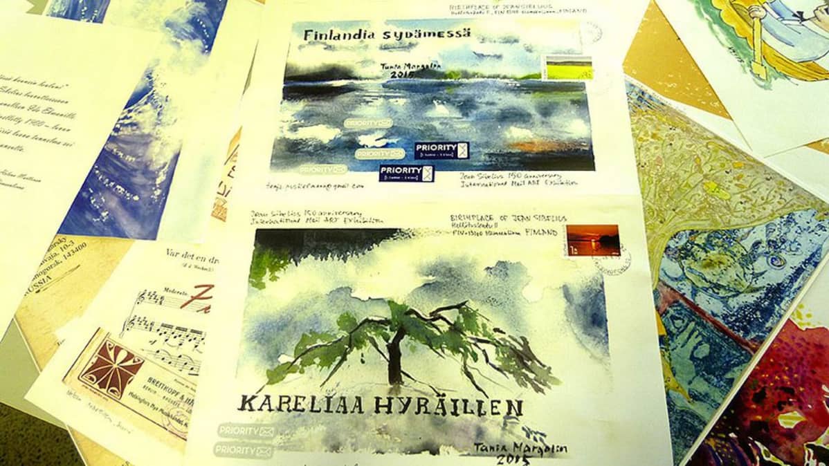 Postitaidetta pöydällä.