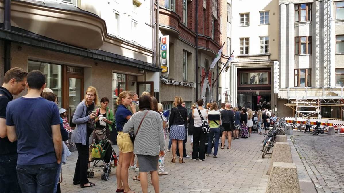 Yrjönkadun uimahallin esitykseen oli pitkä jono.