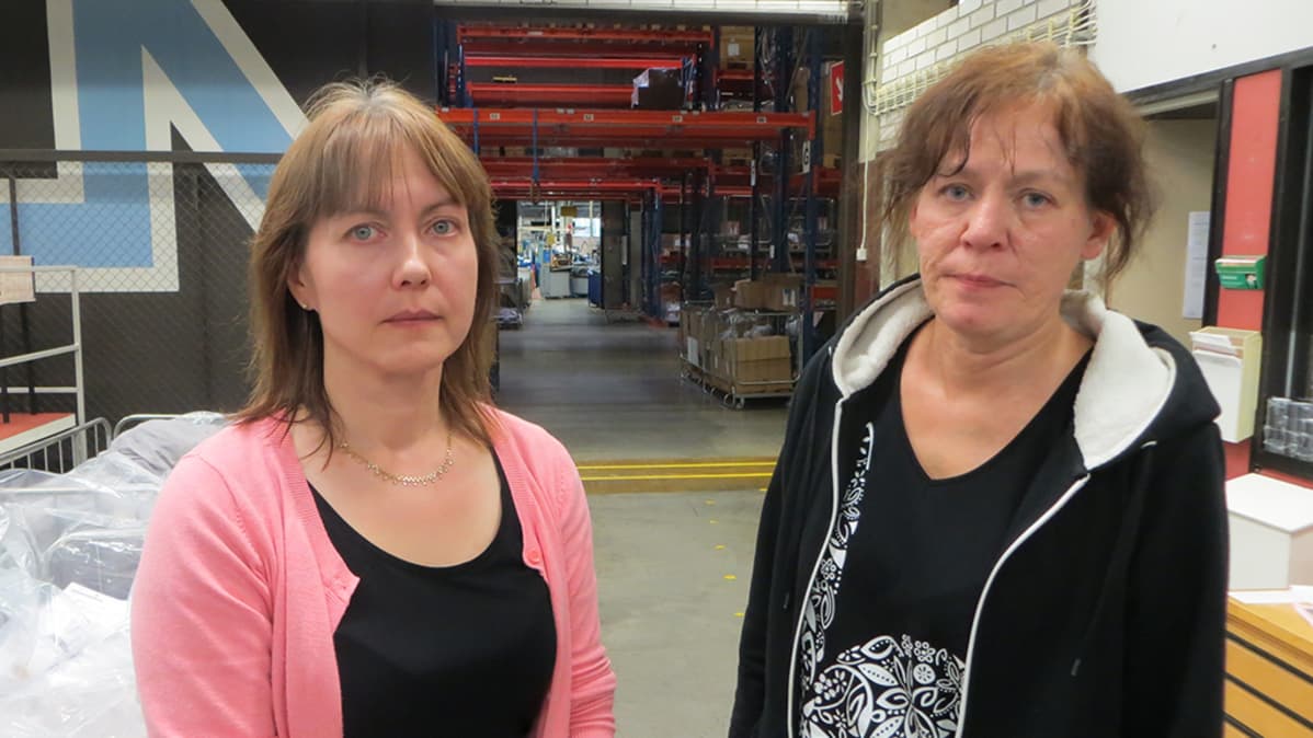Nanson Tornion Sukkatehtaan luottamusmies Jutta Isometsä ja ammattiosaston puheenjohtaja Arja Düzköylü.