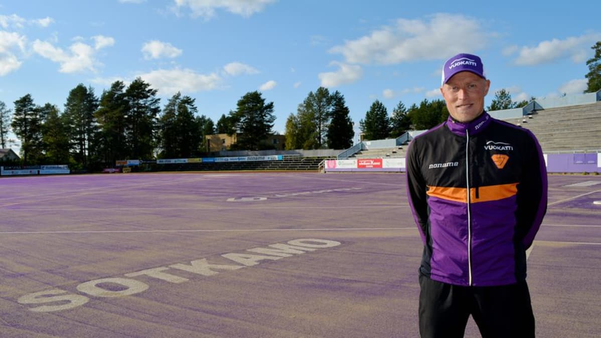 Jani Komulainen stadionilla Hiukassa.
