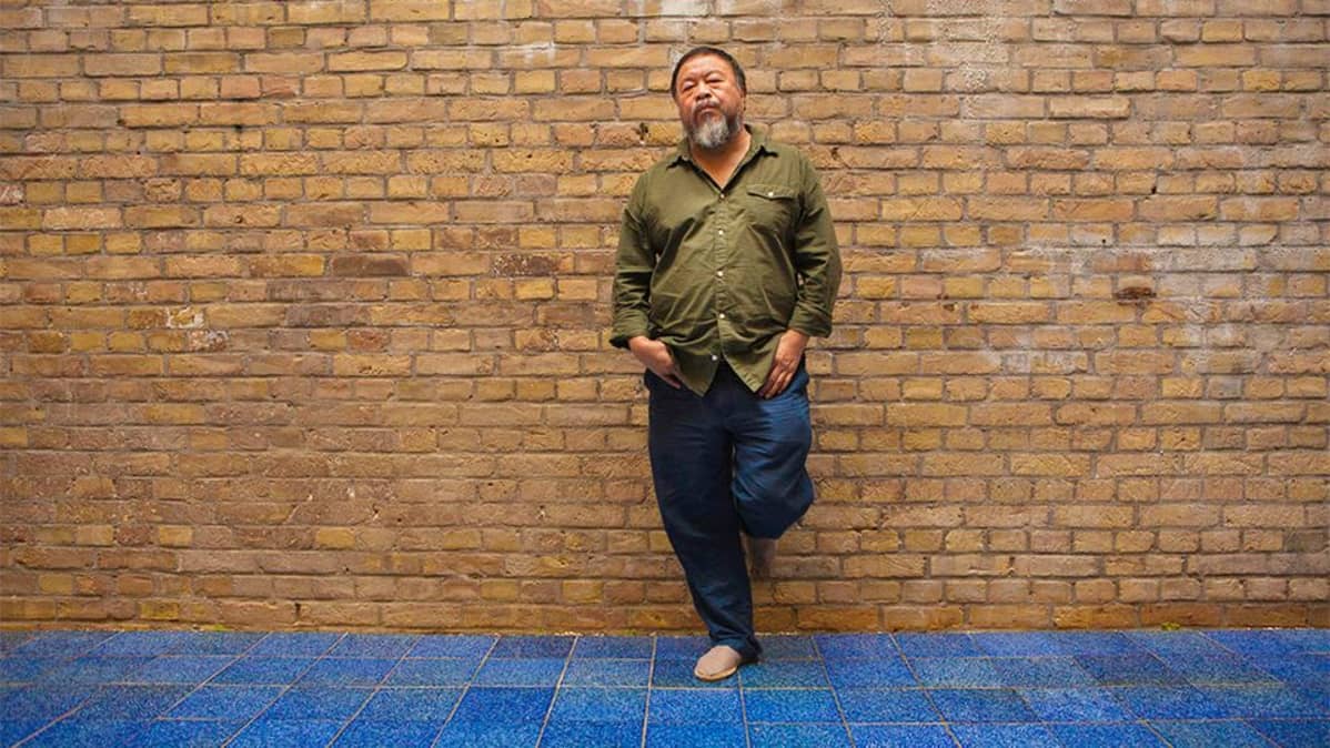 Ai Weiwei nojaa seinään.