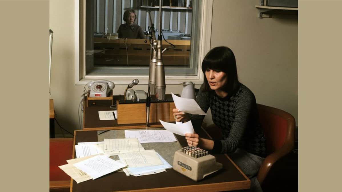 Nainen radiostudiossa.