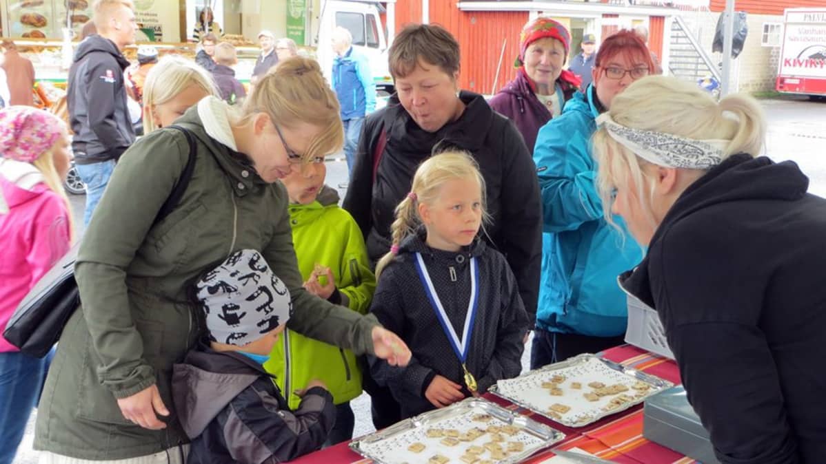 Yleisöä rieskanmyyjien kojulla.