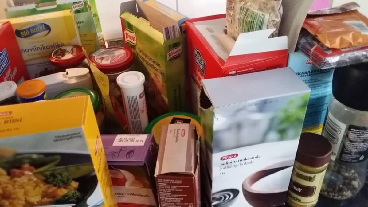 Avattuja kuivruokapaketteja pöydällä.