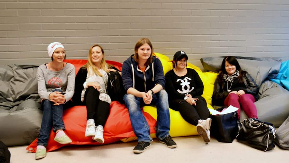 KAO:n Yritysamiksen tilasisustaja-artesaaniopiskelijoita