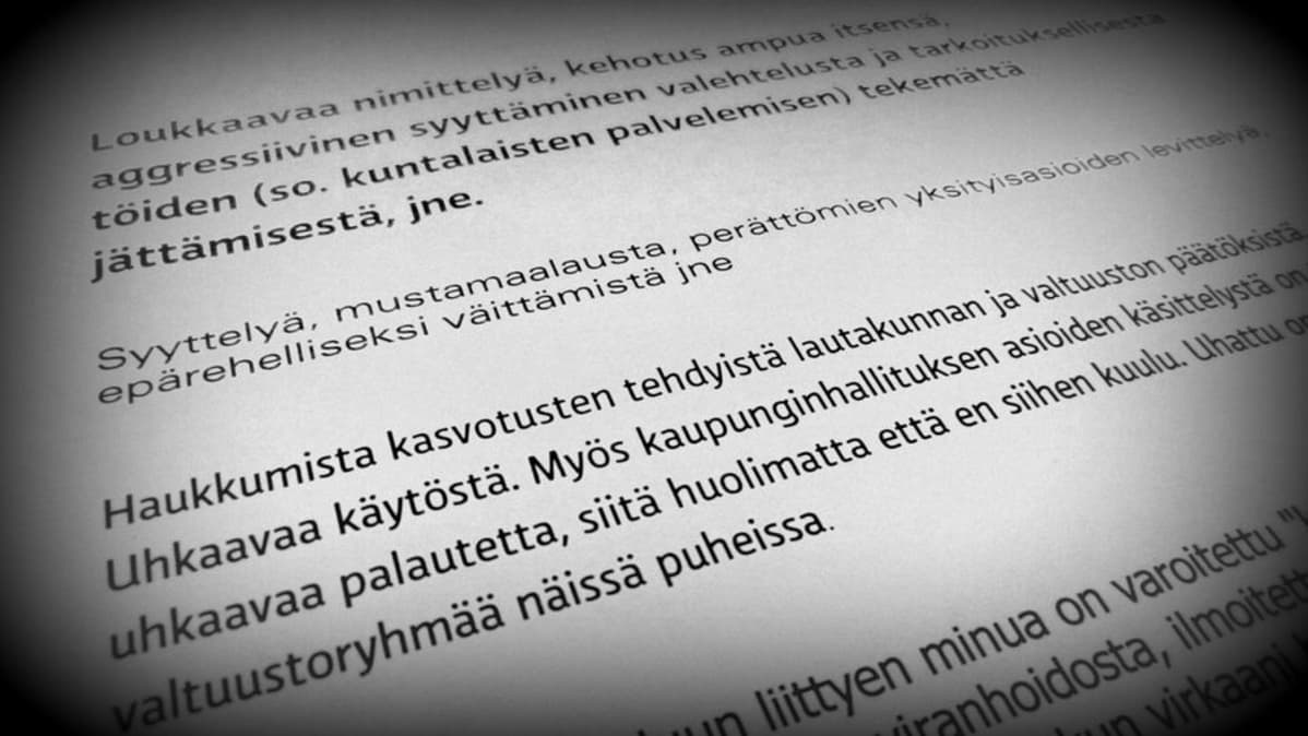 Kommetteja paperille painettuna