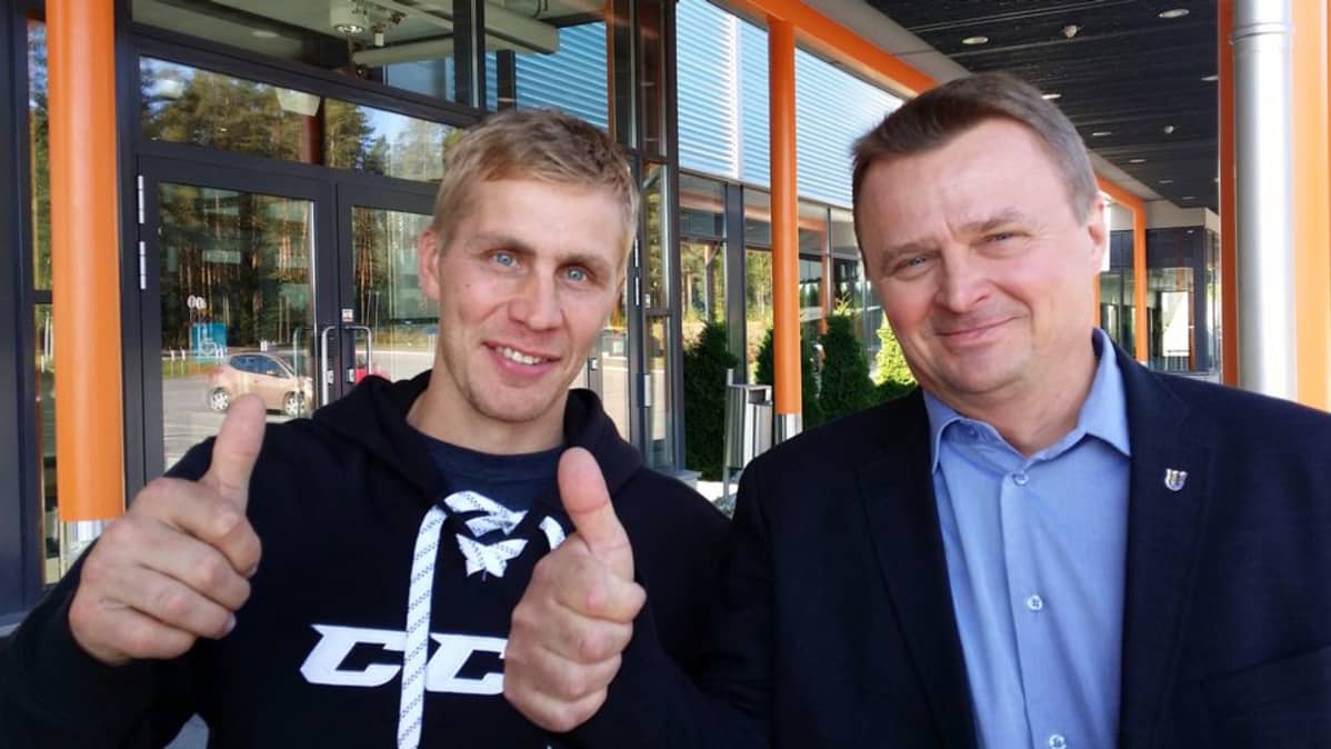 Jukureiden kapteeni Marko Kauppinen ja puheenjohtaja Jukka Toivakka.