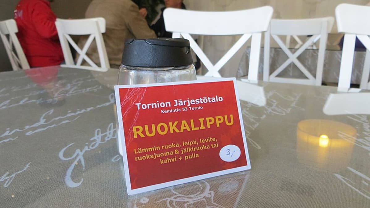 Ruokalippu pöydässä.