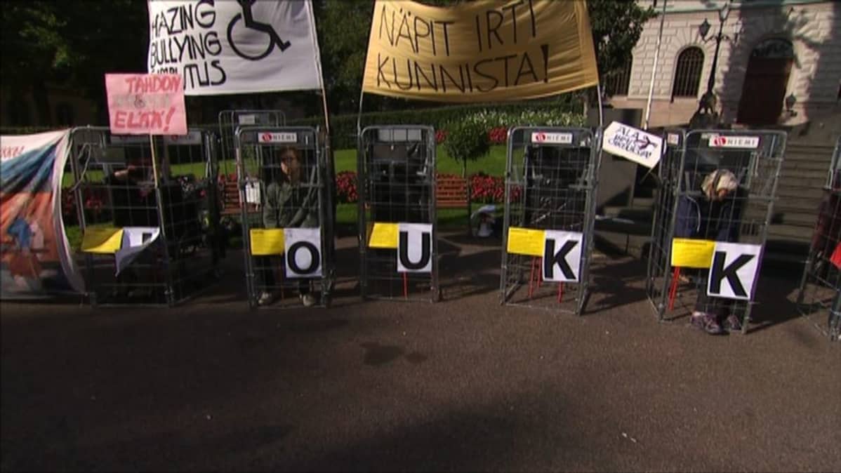 "Ihmistarhaus" -mielenosoitus protestoi hallituksen leikkauspäätöksiä