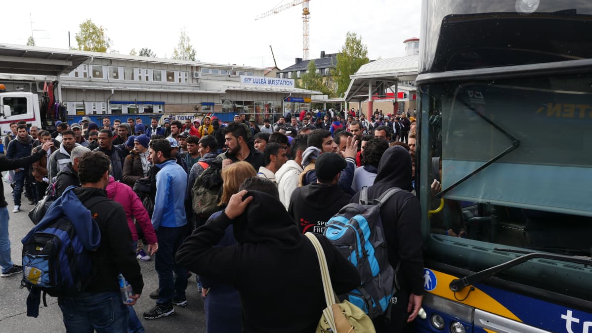 Ihmisiä jonottaamassa linja-autoon Luulajan linja-autoasemalla