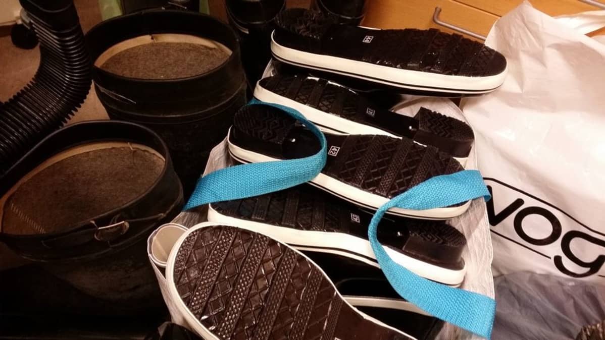 Kumisaappaita Turun diakoniakeskuksen tiloissa