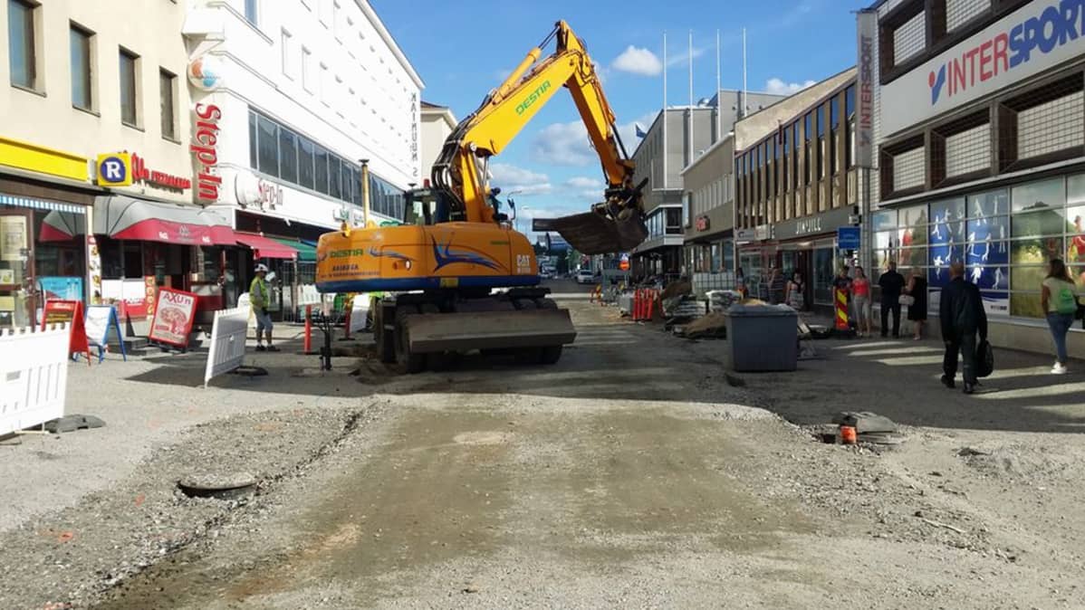 Kaivinkone Kajaanin Kauppakadun työmaalla.