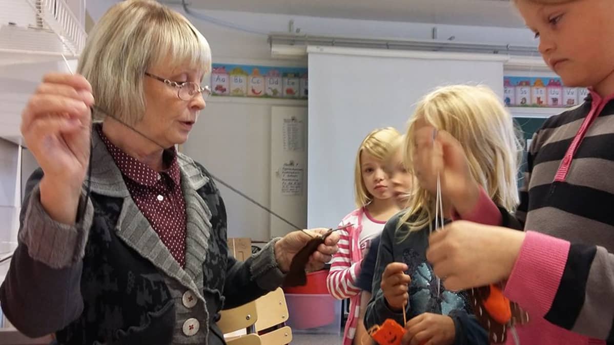Kaarin Heiska auttaa käsitöissä