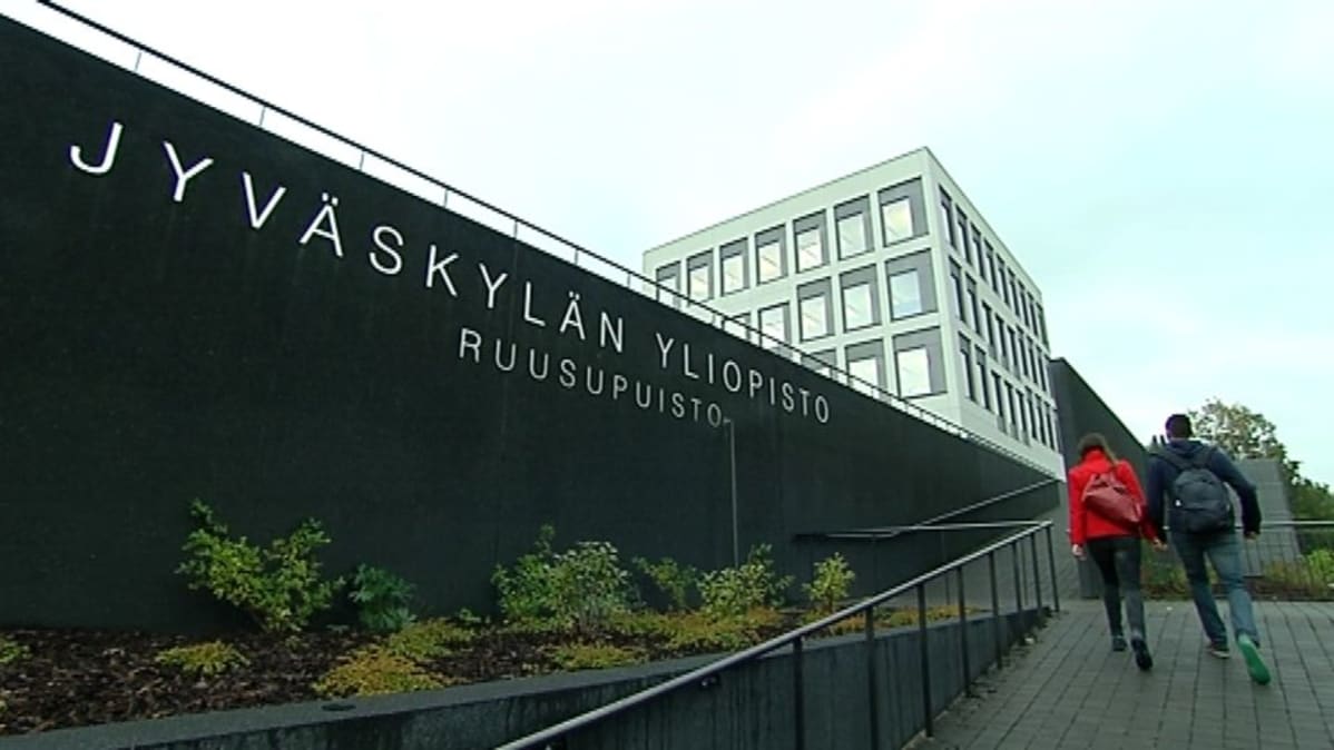 Opiskelijat nousevat Ruusupuisto-rakennuksen portaita.