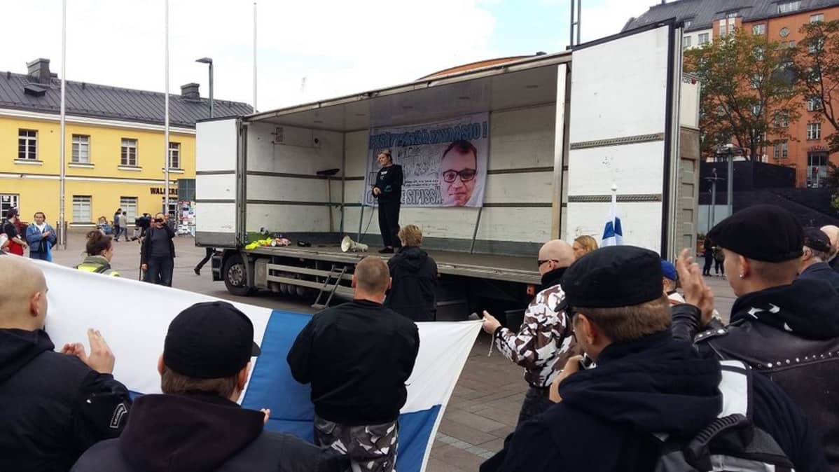 monikultturismin vastainen mielenosoitus 19.9. Helsingissä