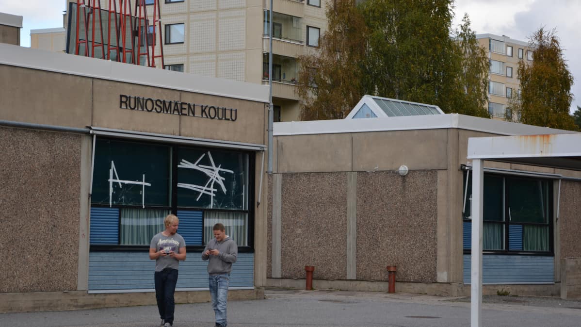 Kiistelty koulu on tyhjillään. Rakennuksessa toimii vielä kirjasto.