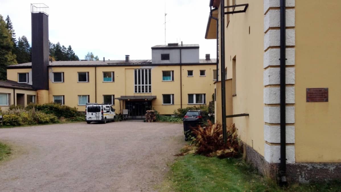 Myllyhovin entinen vanhainkoti.