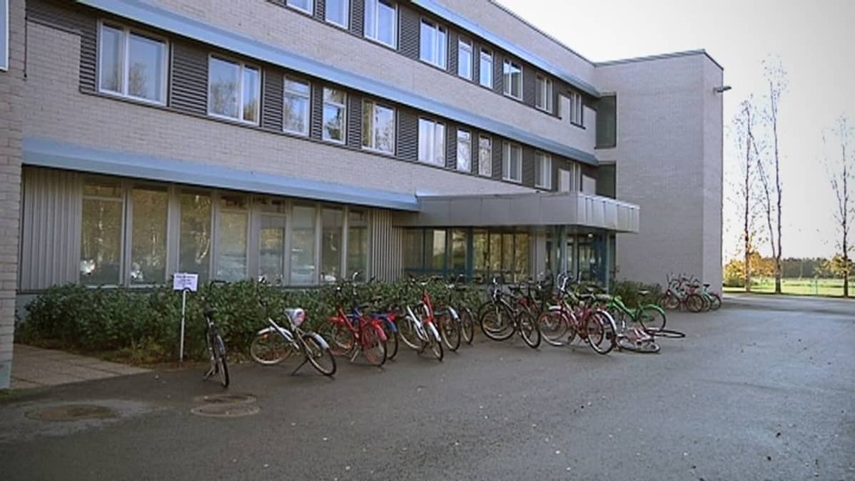 Kauhavan yläkoululaiset päätettiin siirtää pois entisen Lentosotakoulun tiloista