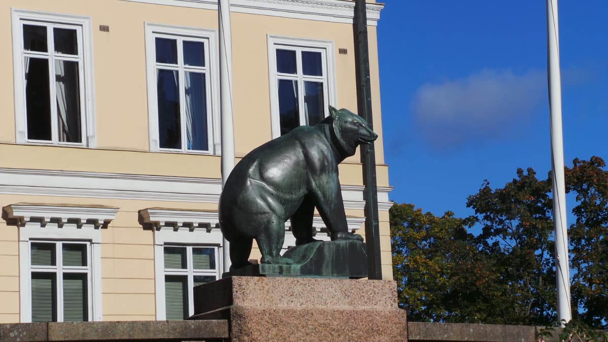 Porin karhupatsas raatihuoneen edessä