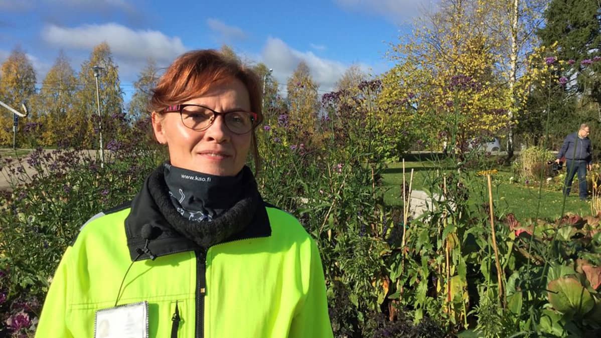 Anneli Korhonen opettaa viheralaa Kajaanin ammattiopistossa Seppälässä.