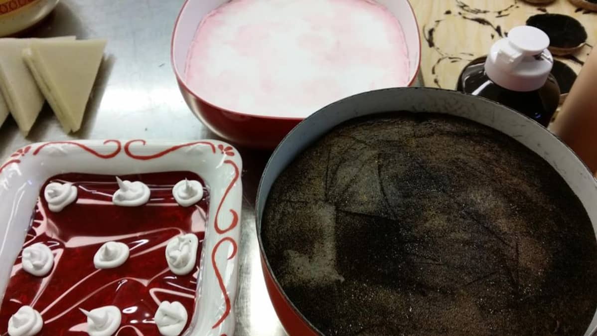Jyväskylän kaupunginteatterin feikkipudding ja -jäädyke.