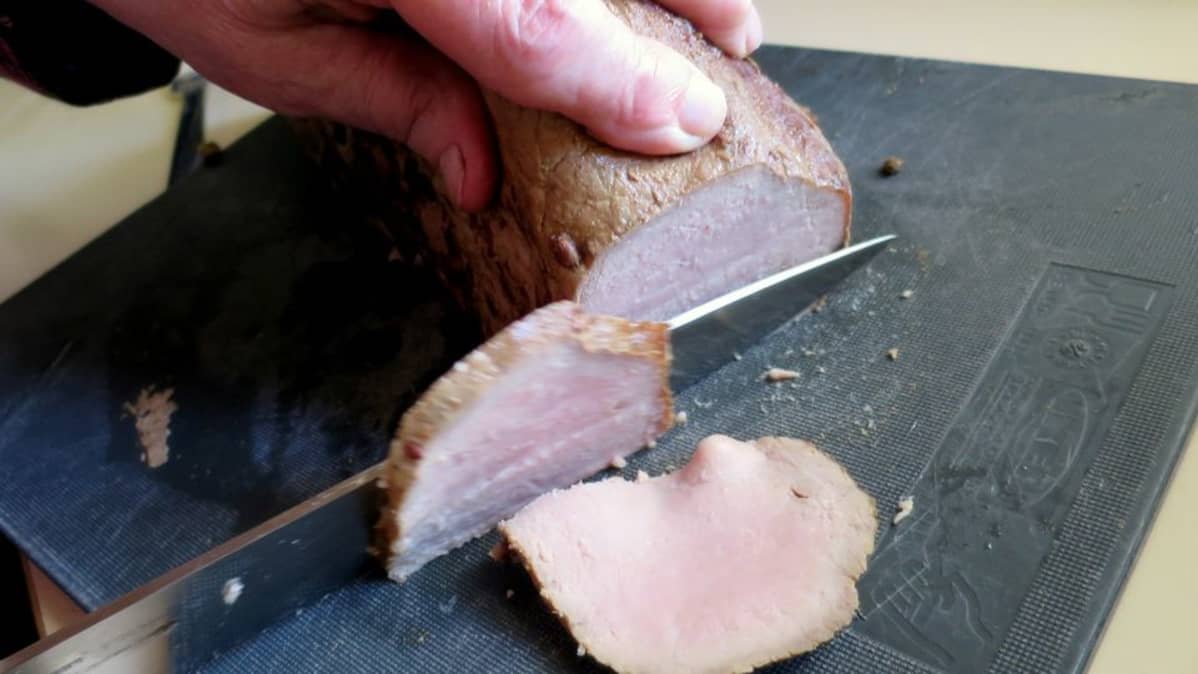 Paistista leikataan siivuja