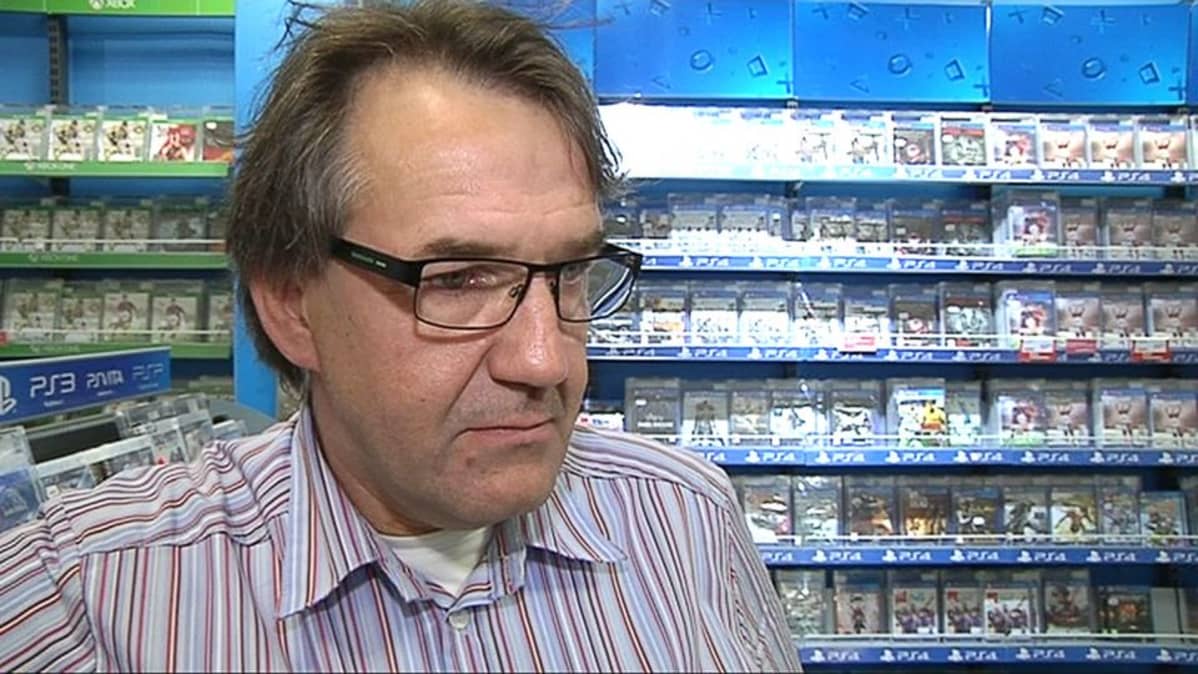 Kuvassa Kokkolan Anttilan tavaratalojohtaja Vesa Pesola.