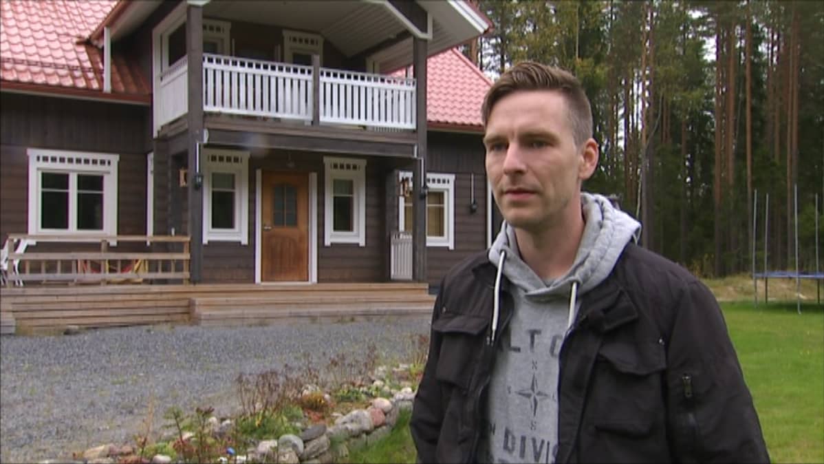 Ilpo Forsmanin perhe joutui jättämään kotinsa tuulivoimaloiden vuoksi.