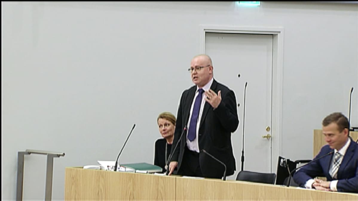 Jari Lindström puhuu eduskunnassa