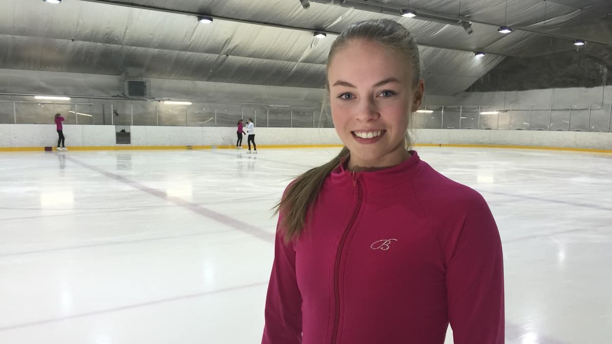 Anni Järvenpää jäähallissa.