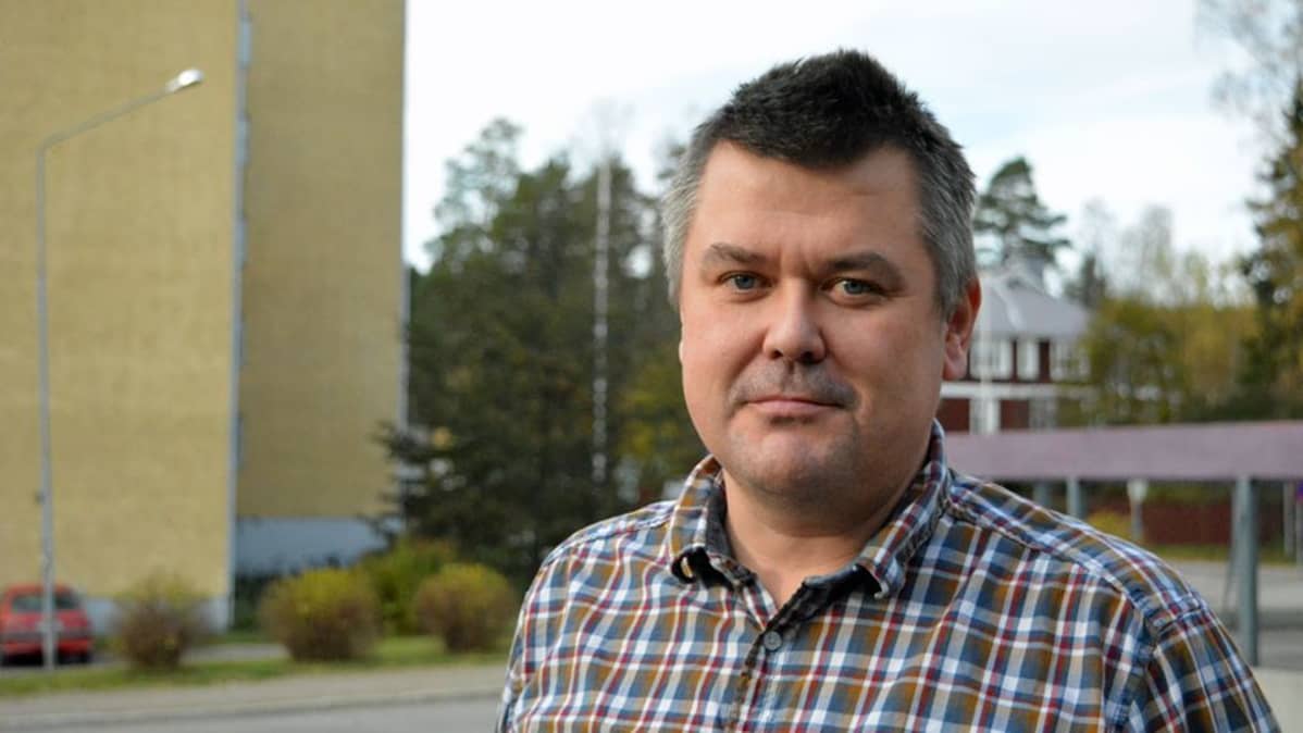 Mies kerrostalojen liepeillä.