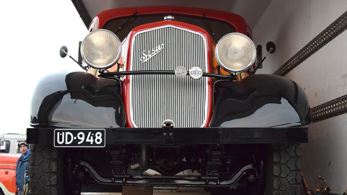 Sisu-kuorma-auto vuosimallia 1935 edestä kuvattuna