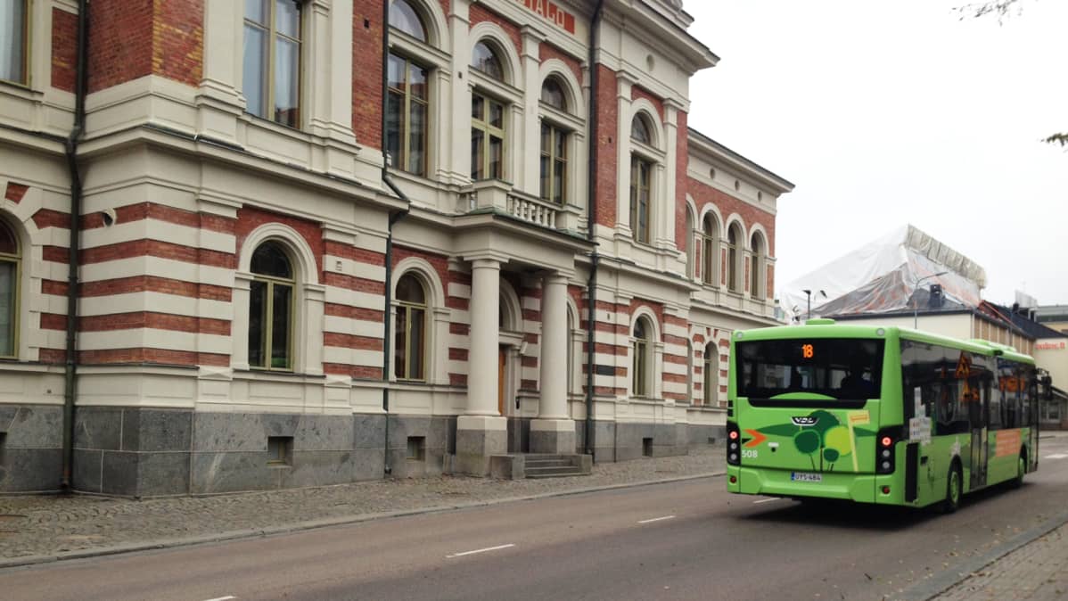 Bussi ajaa Jyväskylän kaupungintalon editse.