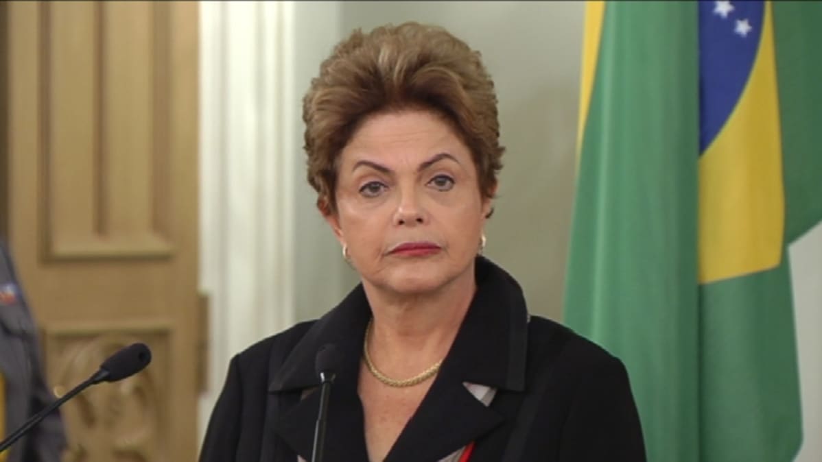 Brasilian presidentti Dilma Rousseff tiedotustilaisuudessa presidentinlinnassa maanantaina 20.10. aamupäivällä.