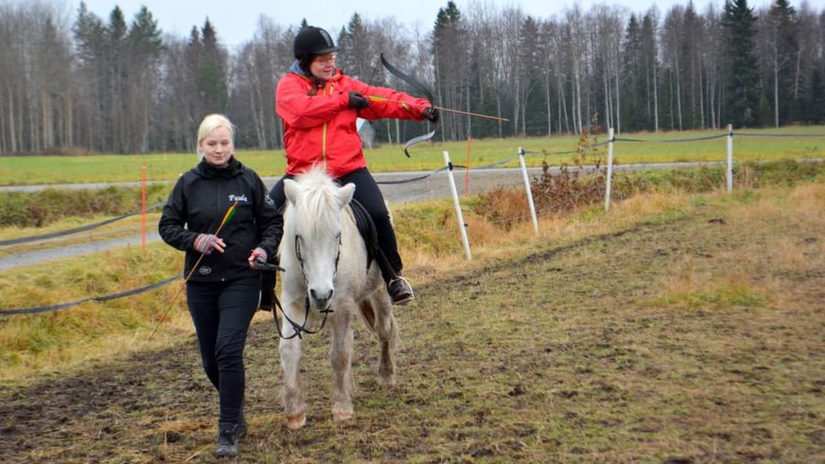 Ratsastusjousiammuntaa ensimmäistä kertaa kokeili toimittaja Minna Aula.