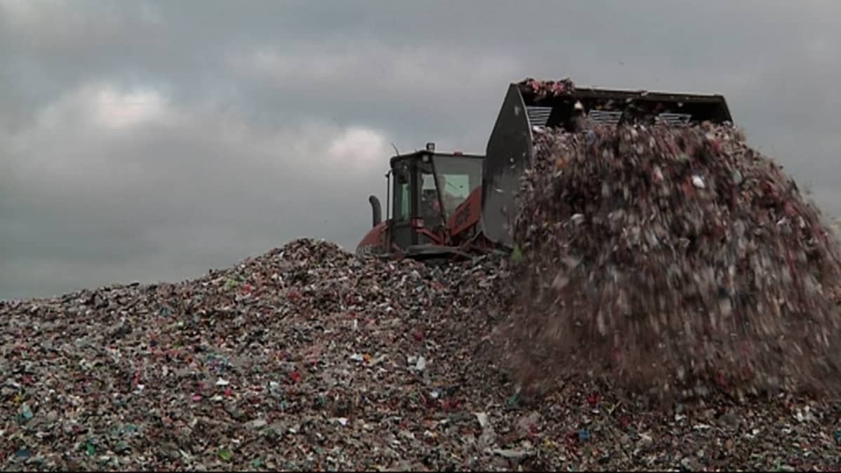 Pyöräkuormaaja siirtelee muoviroskia Kujalan jäteasemalla Lahdessa.