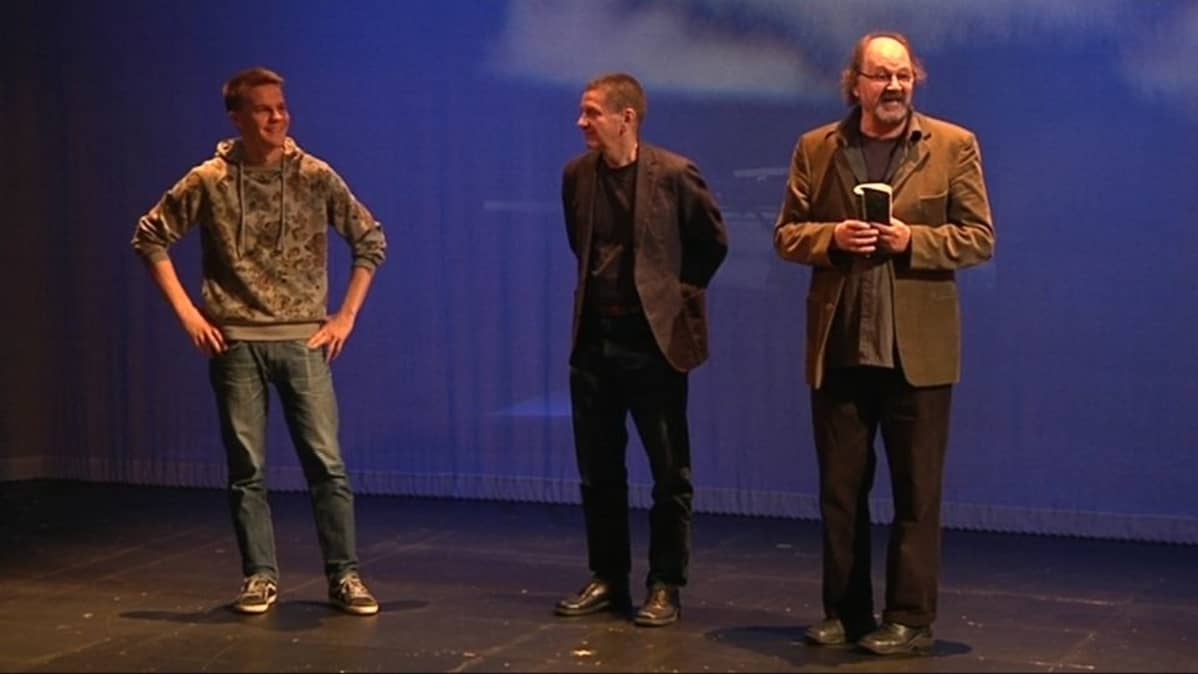 Näyttelijä Markus Virtanen, kirjailija Olli Jalonen ja ohjaaja Hannu-Matti Tyhtilä Hämeenlinnan Teatterissa