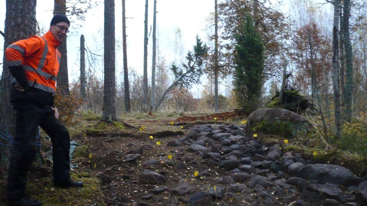 Arkeologi Janne Rantanen ja Janakkalan Hangastenmäen avattu todennäköinen kivilatomus, jonka merkitystä ei tiedetä.