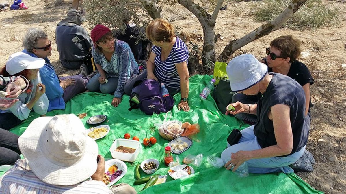 Palestiinalaisten auttajat ruokatauolla