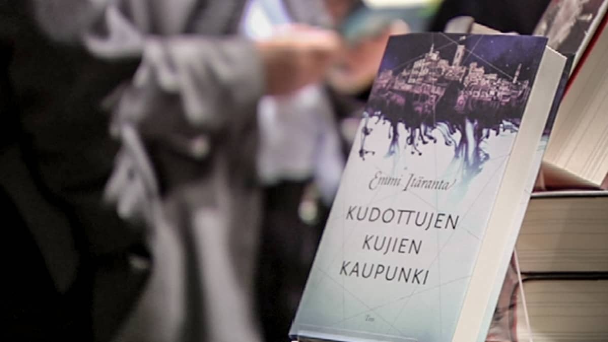 kirja esittelytelineessä