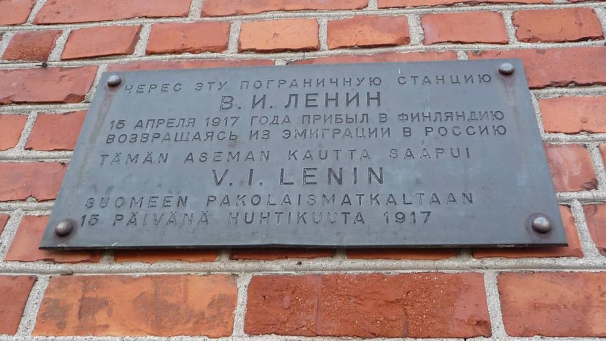 Kyltti Tornion rautatieaseman seinässä