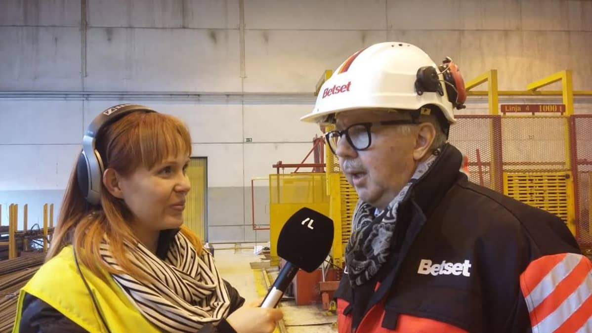 Radio Kylässä Kyyjärvellä. Minna Matintupa haastattelee Hannu Löytöstä Betsetillä.