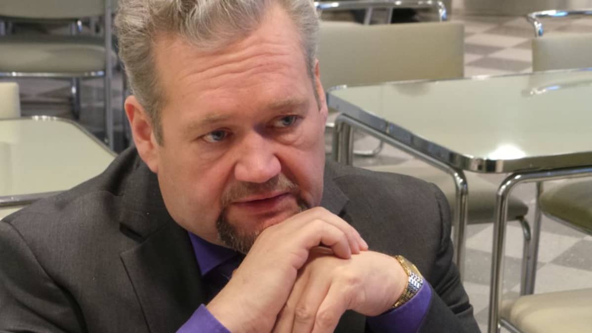 Kansanedustaja Jari Myllykoski (vas.)
