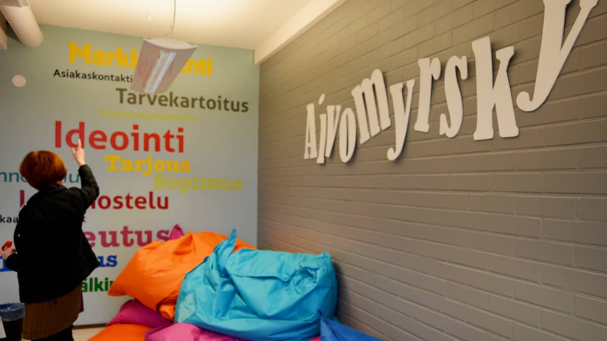 Kainuun ammattiopiston kulttuurialalla on luovia tiloja. Kuvassa Aivomyrsky -huone.