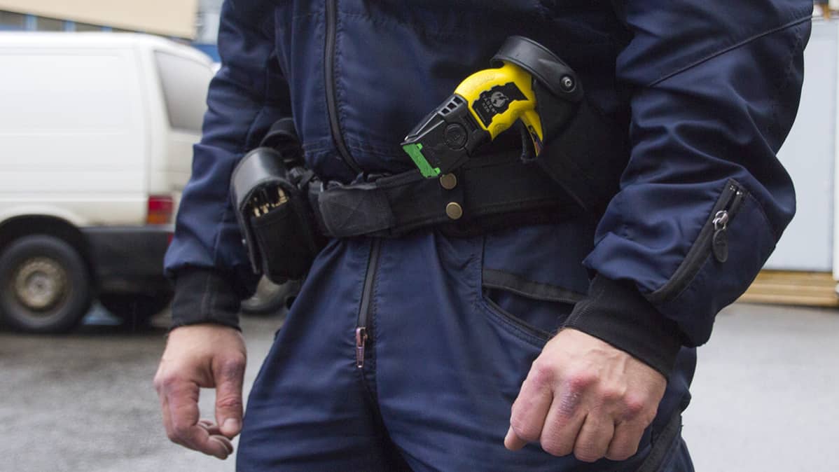 Poliisin lamautin vyöllä.